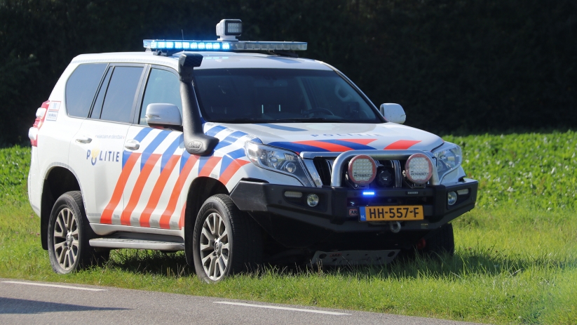 Politie laat jongeren troep opruimen Arnemuiden