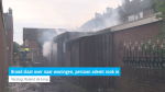 Brand slaat over naar woningen, persoon ademt rook in