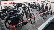 Onbekenden in Zoutelande aan de haal met fietsen