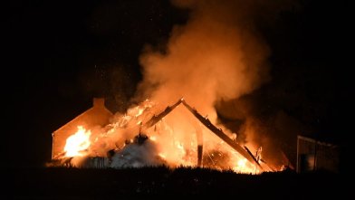 Instorting bij grote brand Driewegen: brandweerlieden gewond