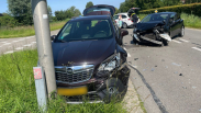 Auto's beschadigd bij botsing N670 Kapelle