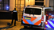 Man op dak van woningen in centrum Goes