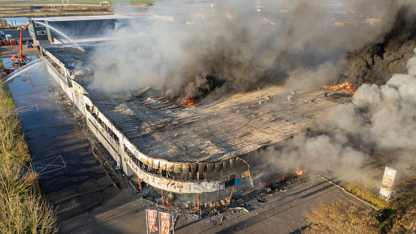 Een dronefoto van de grote brand aan de Pearyweg.