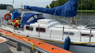 Reddingboot sleept zeilboot mee naar jachthaven