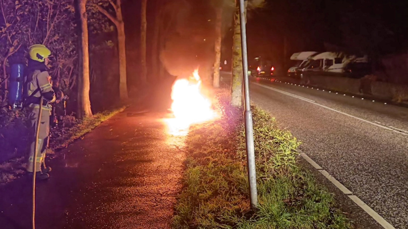 De scooter stond volledig in brand.