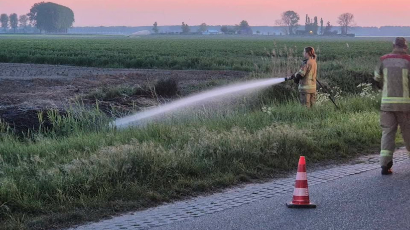Brandweer blust bermbrand langs Oud Ferdinandusdijk Heikant
