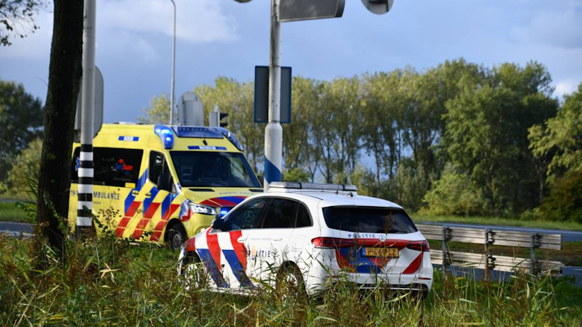 De scooterbestuurder is naar het ziekenhuis gebracht.