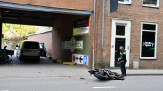 Motor rijdt achterop afslaande auto in Middelburg