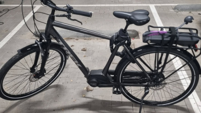 Man probeert fietsslot door te slijpen maar wordt gestoord