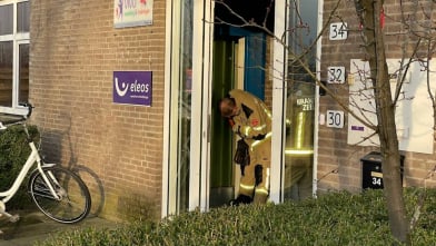 Brandweer helpt vrouw en kind uit lift in Goes