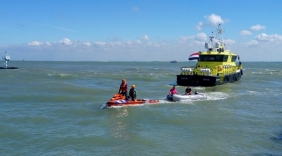 Strandwacht haalt rubberboot uit vaargeul