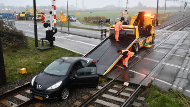 Minder treinen vanwege auto op spoor bij Kruiningen