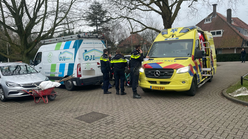 Volgens omstanders zou er iemand van een bedrijfsbus zijn gevallen