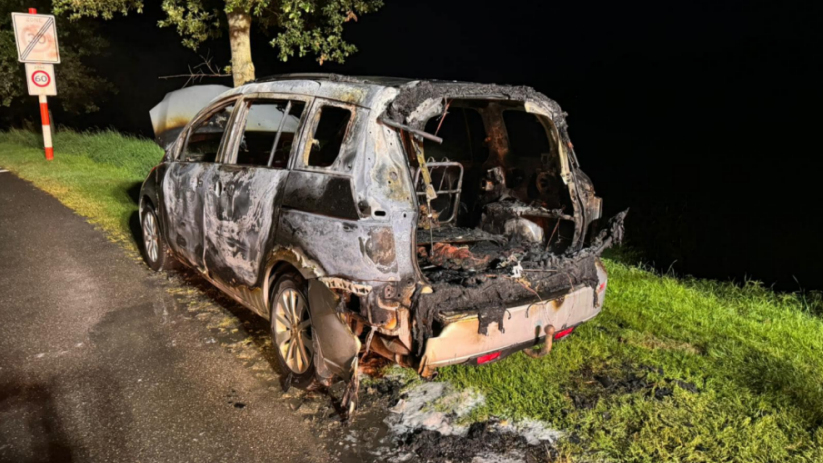 De auto brandde volledig uit.