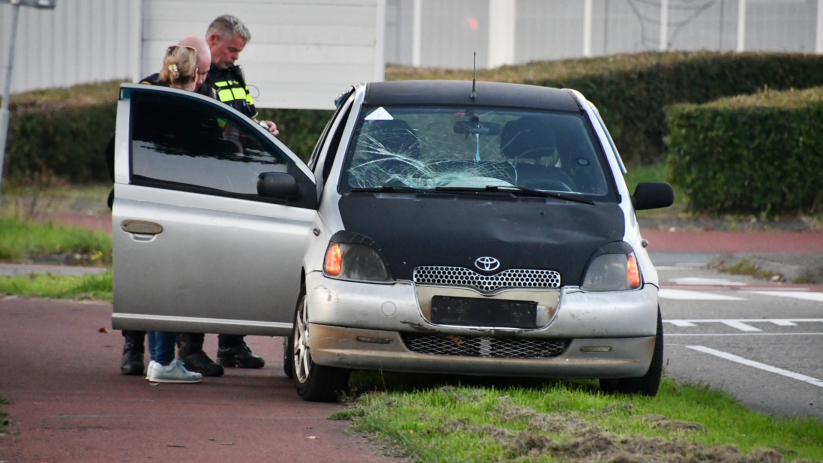 De auto liep schade op aan de voorruit.