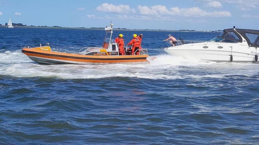 De boot is op sleeptouw genomen.