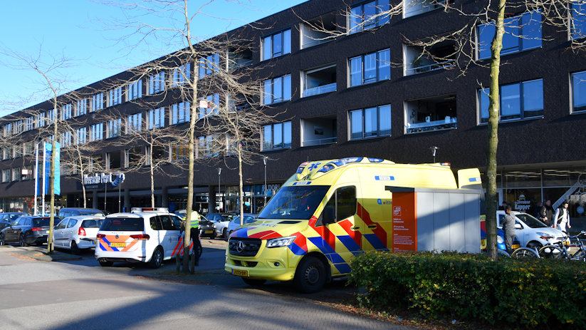 De gewonde is meegenomen door de ambulancedienst.