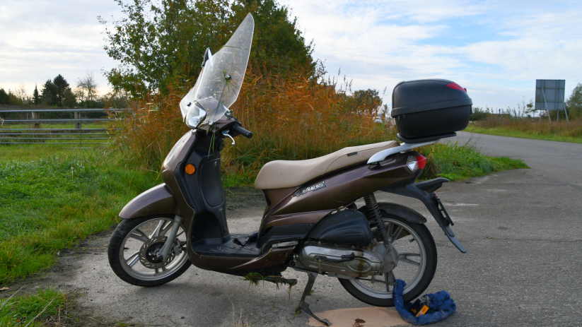 De scooter raakte beschadigd.