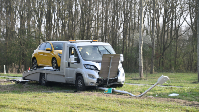 Autoambulance rijdt lantaarnpaal omver afrit A58 Kapelle