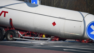 Inhoud lekkende LPG-tankwagen wordt overgepompt