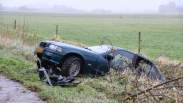 Auto botst tegen boom en eindigt in sloot Grijpskerke