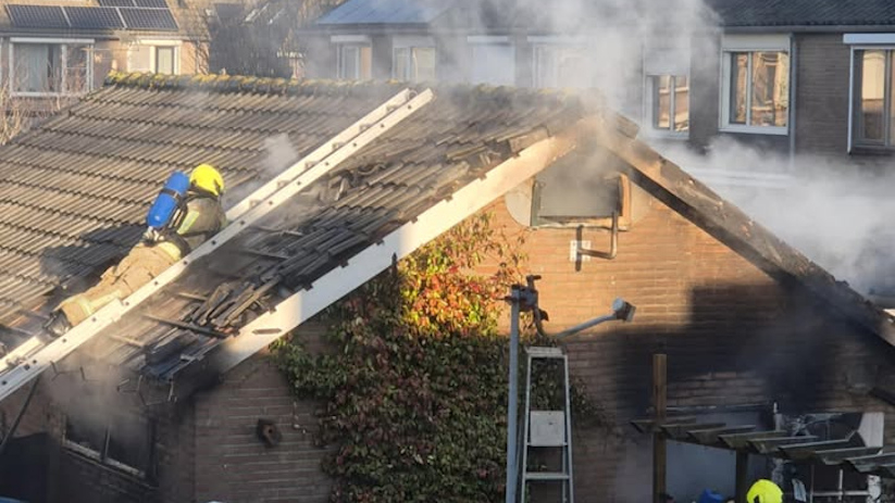 De brandweer moest flink wat slopen om bij de brandhaarden te komen.