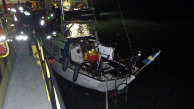 Solozeiler in problemen door harde wind