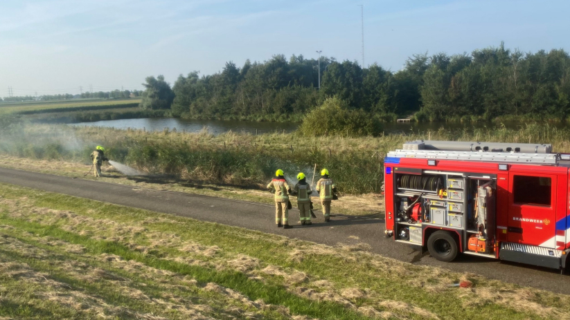 Er stond een strook van 10 meter berm in brand.