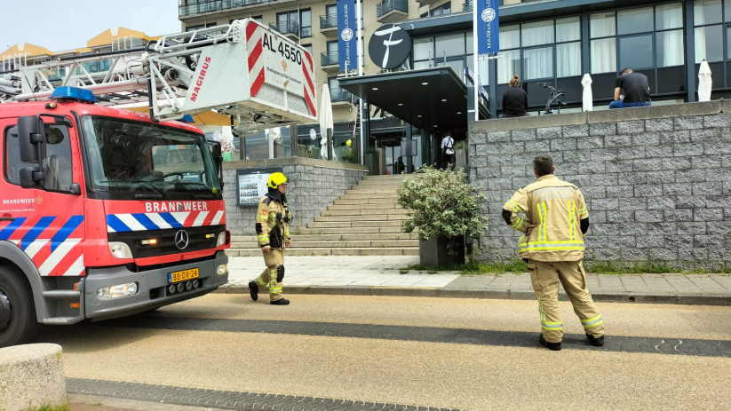 De brand woedde op het dak van het hotel.