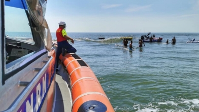 Families varen naar zandbank, KNRM vaart uit