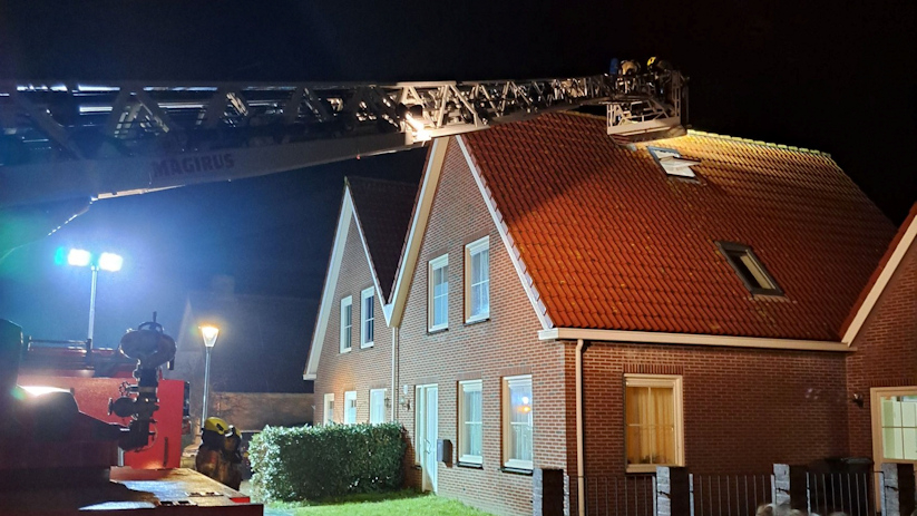 De brandweer heeft de schoorsteen geveegd.