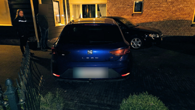 Auto ramt gevel woning na politieachtervolging Nisse