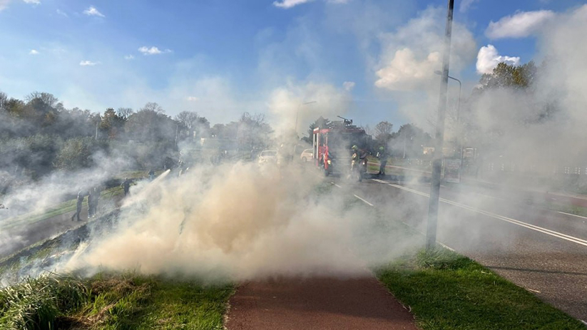 Een stuk dijk stond in brand.