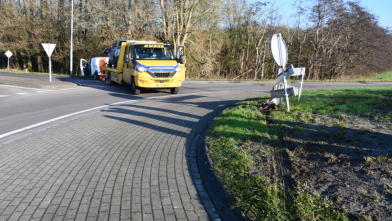 Veroorzaker ongeval reed via verkeerde kant over rotonde