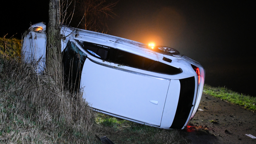 Auto Belandt Onder Aan Dijk Bij Kortgene - HVZeeland - Nieuws En ...