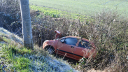 Auto van de weg bij Sint-Maartensdijk