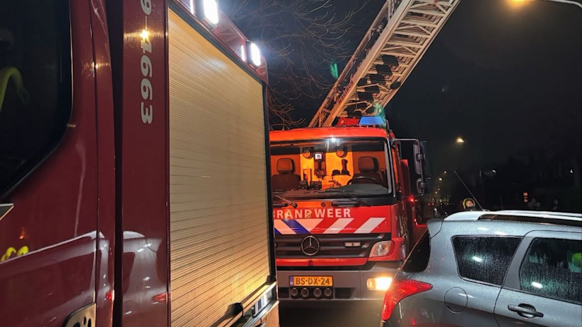 De brandweer heeft in Koudekerke een schoorsteen geveegd.