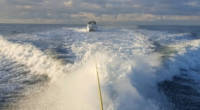 Uly neemt bootje op sleeptouw Westerschelde