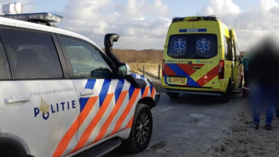 Vrouw krijgt trap van paard na val op strand