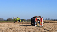 Brand in landbouwmachine Westdorpe breidt uit naar land