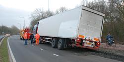 Schroeweg dicht vanwege vastzittende truck