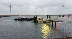 Reddingsboot helpt zeiljacht met problemen