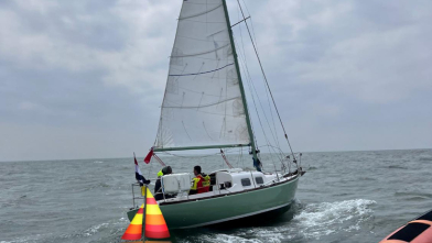 KNRM Westkapelle helpt zeiljacht voor de kust