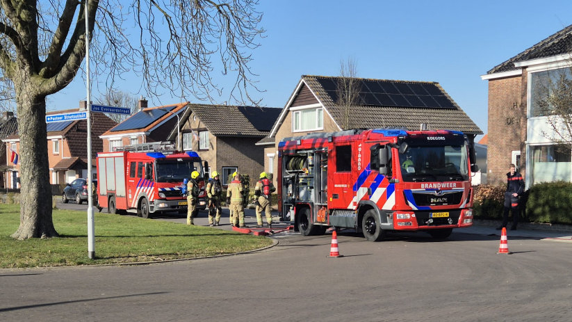 De brandweer ter plekke in Sint Jansteen.