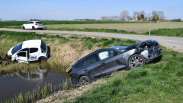 Twee auto's in sloot bij botsing Poortvliet