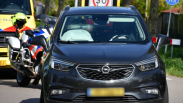 Automobilist rijdt paaltje omver en raakt gewond