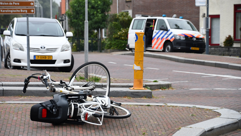 De fietser raakte lichtgewond.