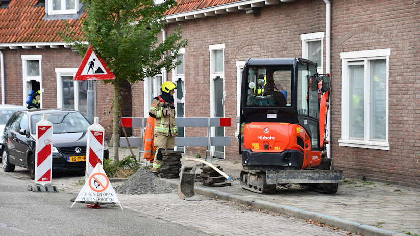 De brandweer doet ter plekke metingen.