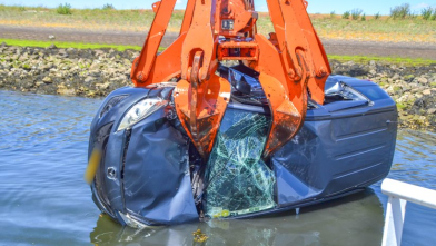 Te water geraakte auto Tholen geborgen