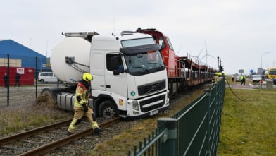 Trein botst met vrachtwagen in Vlissingen-Oost